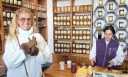 Kars’ı Gezen Tuğba Özay Yöresel Ürünler Aldı