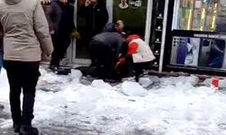 Ağrı’da Çatıdan Kopan Kar Kütlesi Yaralanmaya Neden Oldu