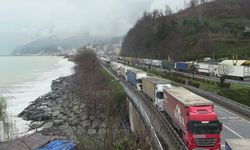 Artvin’de Tır Sürücüleri Kuyrukta İftar Sofrasında Buluştu