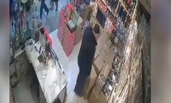 İş yerinde asma tavan çöktü; görüntüler kameraya yansıdı