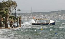 Balıkesir Ayvalık’ta Fırtına Deniz Taşırdı, Sokaklar Suya Büründü