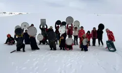 Köylüler Tepsilerle Mera Üzerinde Kayarak Eğlendi