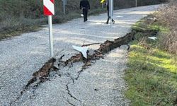 Balıkesir’de Heyelan Yolu Ulaşıma Kapattı