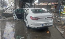 Kontrolden Çıkan Otomobil Lokantaya Girdi