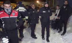 Evde alıkonduğu öne sürülen kadın, polis ve itfaiyece çıkarıldı