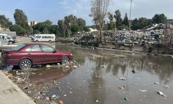 İzmir Buca’da Şantiye Atıkları Sağanakta Yola Taştı