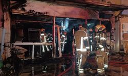 Bursa’da İş Yeri Yangınında 2 Kişi Dumandan Etkilendi