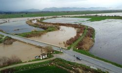 Büyük Menderes Nehri taşınca kara yolu ulaşıma kapandı