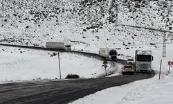 Buzlanan Rampada TIR Sürücüleri Mahsur Kaldı