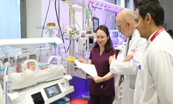 Göğüs Kafesinde Doğan Bebek Ameliyatla Sağlığına Kavuştu