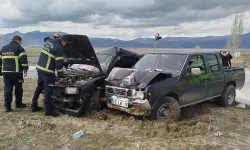 Burdur'da Otomobille Kamyonet Çarpıştı: 3 Yaralı
