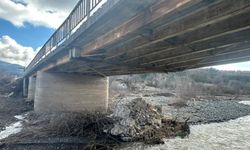 Çomu Çayı Köprüsü Ulaşıma Kapandı, Geçici Köprü Çalışmaları Dronla Görüntülendi