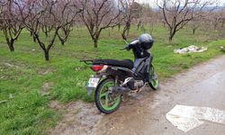 Çukura Düşen Motosiklet Devrildi: Baba ve Oğul Yaralı