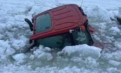 Ardahan Çıldır Gölü'ne Traktör Düştü, Kurtarma Çalışmaları Başladı