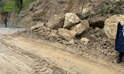 Dağdan Kopan Kayalar Yolu Kapattı