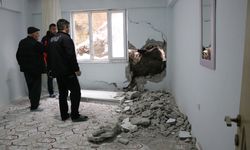 Dağdan Kopan Kaya Evin Duvarını Parçalayıp Yatak Odasına Girdi