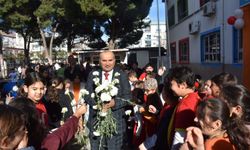 39 Yıl Görev Yapan Öğretmene “Efsane” Afişiyle Sürpriz