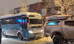 Erzurum Beyaza Büründü: Araçlar Kara Gömüldü