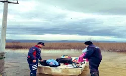 Uluabat Gölü’nde taşkın; mahsur kalan aileye botla ulaşıldı