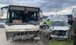 Midibüs Ve Hafif Ticari Araç Çarpıştı, 6 Kişi Yaralandı