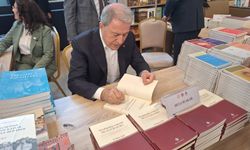 Hulusi Akar ‘Külliye’de Ramazan’ Etkinliklerinde İmza Gününe Katıldı