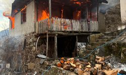 İmam Lojmanı Çıkan Yangında Tamamen Yandı