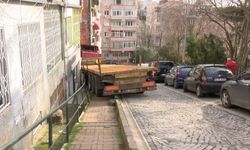 İstanbul Beşiktaş’ta TIR Kontrolden Çıkarak Duvara Çarptı