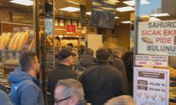 İstanbul Beyoğlu’nda Pide Kuyruğu Oluştu