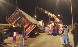 Büyükçekmece TEM’de TIR Devrildi, Sürücü Yaralandı