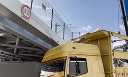 Fatih’te TIR’ın çarptığı üst geçitte hasar oluştu