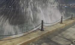 İstanbul’da fırtına; çatılar hasar gördü, denizde dalgalar yükseldi