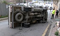 Kağıthane’de virajda ilerleyen kamyonet devrildi