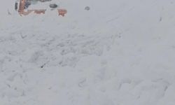 Kar Küreme Aracı Çığ Altında Kaldı, Operatör Güvenli Şekilde Kurtarıldı