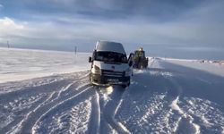 Kars’ta Kara Saplanan Öğrenci Servisi Kurtarıldı