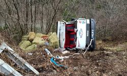 Kastamonu’da Saman Yüklü Kamyon Devrildi: 2 Yaralı