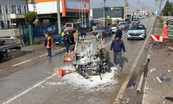 Kocaeli’de Otomobil Yan Yola Uçtu: 2 Kişi Yaralandı