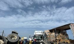 Manisa’da TIR, Otomobil ve Kamyonla Çarpıştı: 5 Yaralı