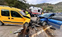 Otomobil Hafif Ticari Araçla Çarpıştı: 1 Çocuk Hayatını Kaybetti, 6 Kişi Yaralandı