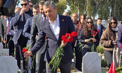 Özgür Özel, Deprem Şehitliğinde Dua Etti