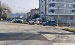 Otomobil ile Hafif Ticari Araç Çarpıştı: 3 Yaralı