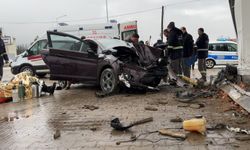 Refüje Çarpan Otomobil Akaryakıt İstasyonuna Girdi: 5 Yaralı