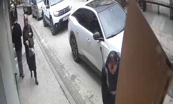 Rüzgar Nedeniyle Düşen Reklam Tabelasının İşçiye Çarptığı Görüntüler Ortaya Çıktı