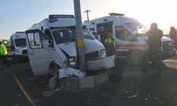 Şanlıurfa’da Tarım İşçilerini Taşıyan Minibüs Direğe Çarptı: 15 Yaralı