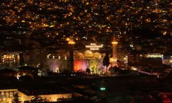 Ulu Cami’nin ‘Kul Hakkından Sakın’ Yazılı Mahyasıyla Görsel Şölen Oluştu
