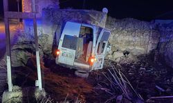 Tarım İşçilerini Taşıyan Minibüs Bahçe Duvarına Çarptı: 2’si Ağır, 14 Yaralı