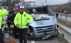 Minibüs Kazasında 3 Kişi Ağır Yaralandı