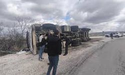 Burdur’da Kontrolden Çıkan TIR Devrildi