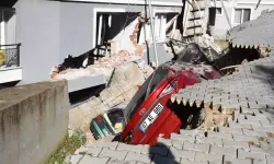 İzmir’de Toprak Kayması 2 Bina Ve 7 Araca Zarar Verdi