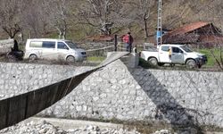 Asma köprü rüzgar nedeniyle devrildi, 2 kişi yaralandı