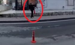 Yerdeki Bayrağı Alan Çocuk Kameraya Yansıdı